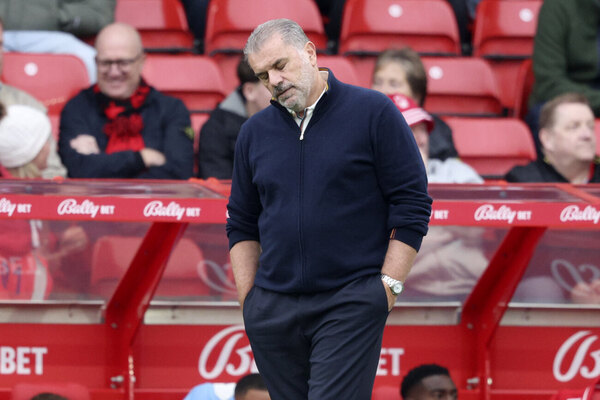 Versus / Nottingham recibe paliza del Chelsea y despide a su DT Ange Postecoglou
