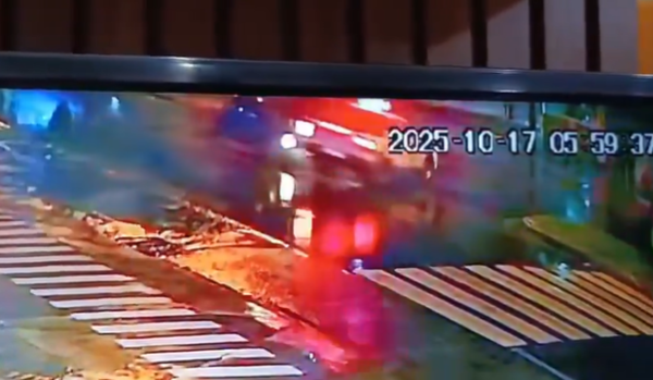 Choque entre patrullera y automóvil causa susto en el centro