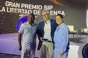 Video: el periodista Daniel Coronell recibe el Premio a la Libertad de Prensa y lo dedica “a una bala” - Mundo - ABC Color