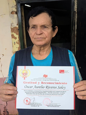 Cartes le entregó mención de honor por 50 años de militancia activa, pero la EBY le “premia” dejándole sin casa – La Mira Digital