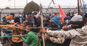 La Nación / Colombia: hieren con flechas a cuatro policías en protesta ante embajada de EE. UU.