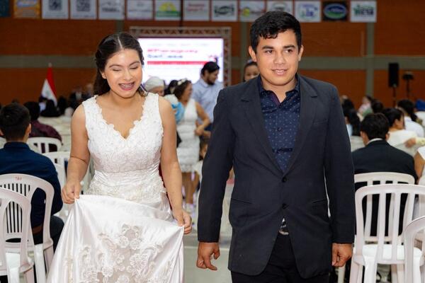 Paraguay se casa llegó a Coronel Oviedo: 150 parejas dijeron “Sí” al amor y a la familia - ADN Digital