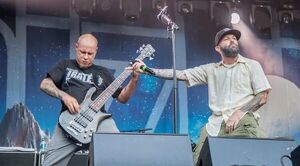 Popular / ¡Bajón! Ñandereja famoso bajista del grupo rockero Limp Bizkit