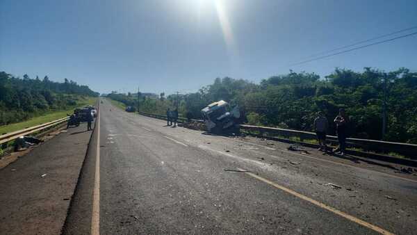 Violento choque entre auto y camión deja un fallecido en San Pedro
