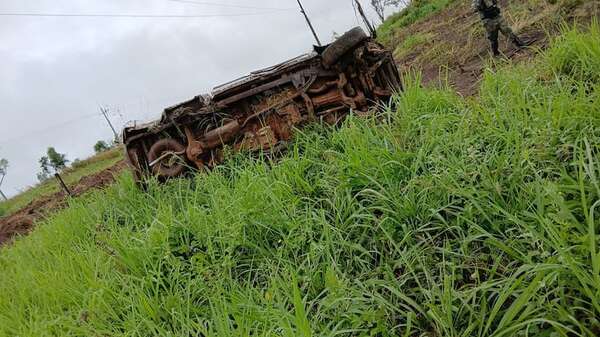 Joven conductor muere tras vuelco de camioneta en Bella Vista Norte - Policiales - ABC Color