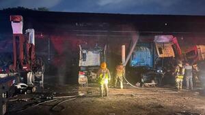 Se enojó con su jefe y provocó incendio de dos camiones