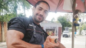 El frutero sexy que roba suspiros frente al Hospital de Trinidad