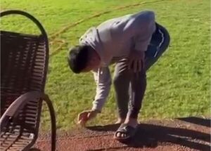 Popular / (VIDEO) ¡Pelotero de Guaraní mostró cómo pa se alimenta con huevo crudo!