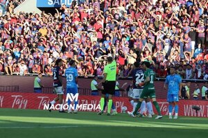 Versus / ¡Almeida admite que en la semana practicaron jugar con uno menos!