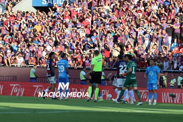 Versus / ¡Almeida admite que en la semana practicaron jugar con uno menos!