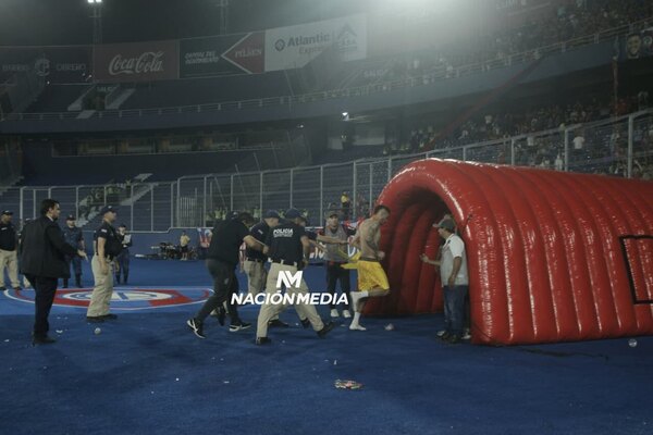Versus / ¡Final caliente! Auxiliar de Cerro agrede a Olveira y se armó el desastre