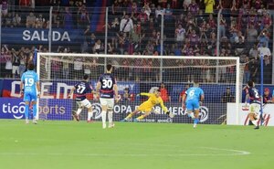 Versus / ¡Histórico e increíble! Olveira le tapó dos penales a Jonatan Torres en el superclásico