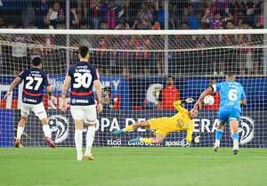 Gastón Olveira, figura del clásico, tapando dos penales a Jonatan Torres - Olimpia - ABC Color