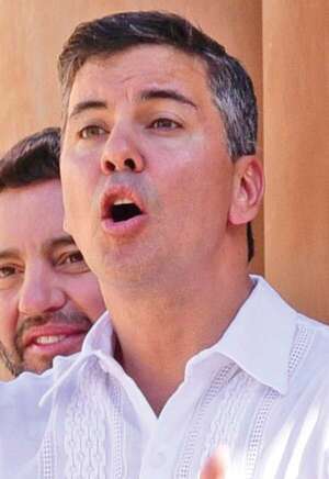 Santi no tiene vehículo y gasta más que  su sueldo como presidente, según su DJ - Política - ABC Color