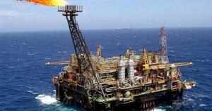 Petróleo cae 2% por exceso de oferta