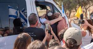 La Nación / El duro cautiverio de exrehenes israelíes entre jaulas, túneles y fosas
