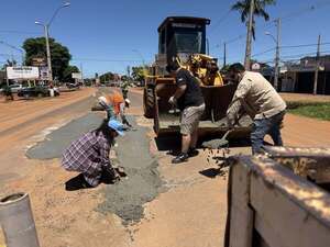 Ante falta de respuestas, vecinos bachearon ruta en Santa Rosa del Aguaray