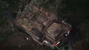 Itauguá: Camioneta cae de un puente, su conductor sale ileso y da positivo al acotest