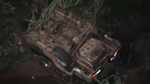 Itauguá: Camioneta cae de un puente, su conductor sale ileso y da positivo al acotest