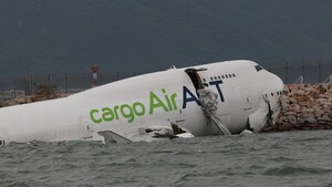 Un Boeing 747-481 de carga sale de control al aterrizar y acaba en el mar en Hong Kong