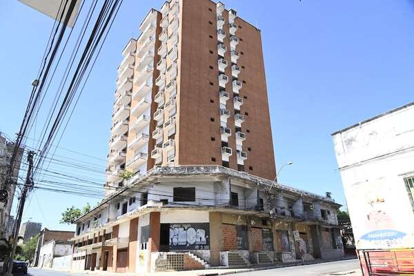 MEC remata Edificio Excelsior, elefante blanco que condenó al exministro Riart - Nacionales - ABC Color
