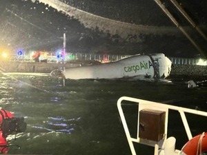 Boeing de carga cae al mar tras salirse de la pista y deja muertos en Hong Kong