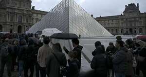 La Nación / Louvre: en 7 minutos robaron ocho “joyas de la corona de Francia”