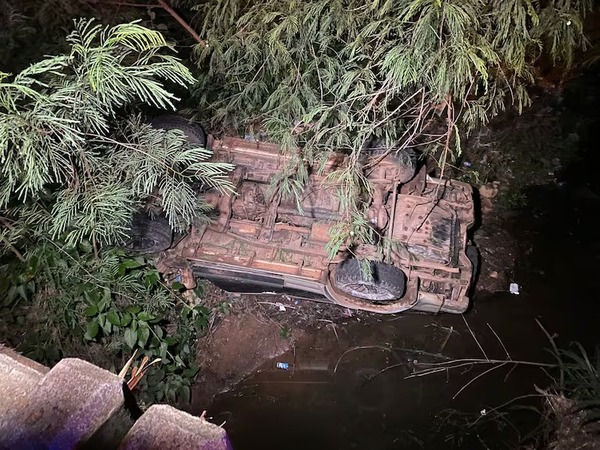 Conductor ebrio cae con su camioneta de un puente en Itauguá - Portal Digital Cáritas Universidad Católica