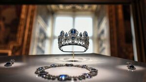 Un comando encapuchado roba valiosas joyas del museo del Louvre en Francia