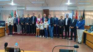 Gobernación de Itapúa premia a jóvenes talentos del Torneo Interdistrital de Fútbol Infantil 2025