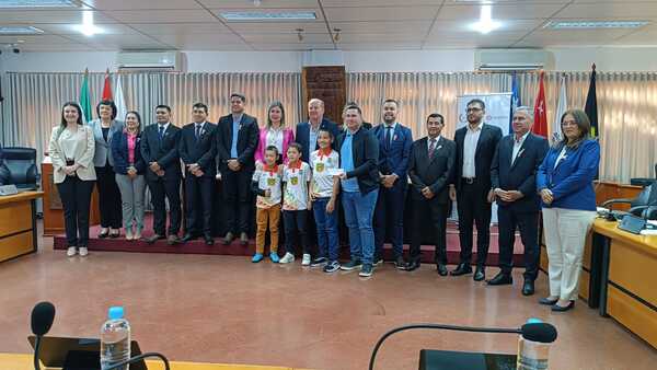 Gobernación de Itapúa premia a jóvenes talentos del Torneo Interdistrital de Fútbol Infantil 2025