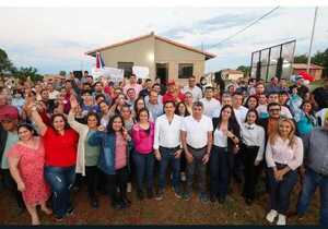 Popular / Familias están chochas tras entrega de viviendas en Paraguarí