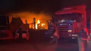 Se enojó con su jefe del taller y le prendió fuego a dos camiones
