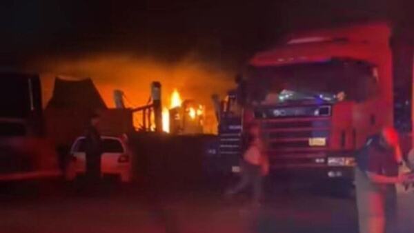 Se enojó con su jefe del taller y le prendió fuego a dos camiones