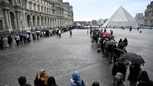 "Un robo digno de James Bond", se sorprenden turistas frustrados por el cierre del Louvre