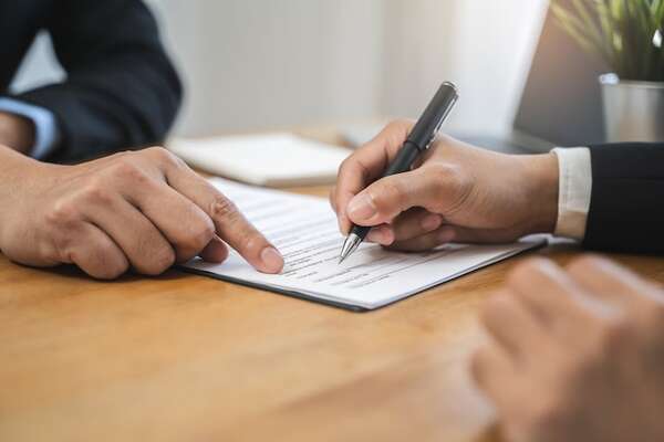 Ejecutivo reglamentó el régimen especial del contrato de empleo público - Economía - ABC Color