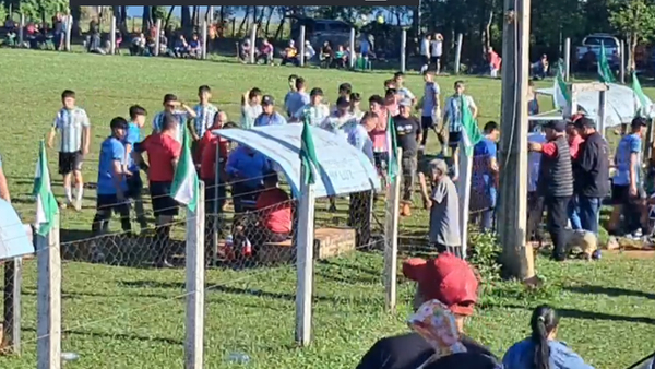 Popular / Referí suspendió partido por por lío y falta de seguridad