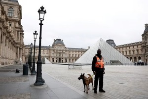 El Museo del Louvre en París permanece cerrado tras el robo de joyas de la colección de la corona francesa - ADN Digital