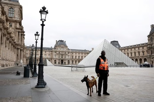 El Museo del Louvre en París permanece cerrado tras el robo de joyas de la colección de la corona francesa - ADN Digital