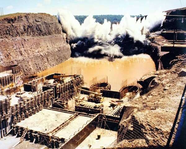 Hace 47 años desviaban el río Paraná para construir Itaipú - Economía - ABC Color