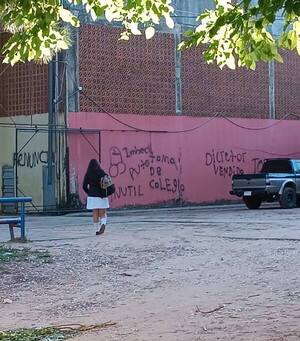 Popular / Pintarrajean colegio con amenazas al dire de un colegio