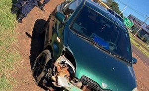 Choque entre una moto y auto deja un lesionado 