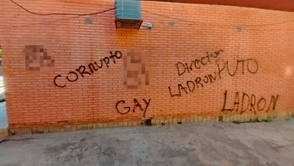 Video: Desconocido ingresa a colegio y escribe en paredes acusaciones y mensajes obscenos para el director