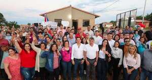 La Nación / Decenas de familias estrenan vivienda propia en Paraguarí