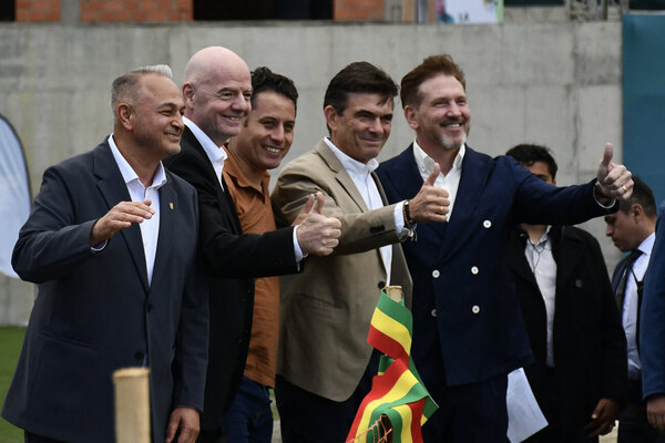 Versus / Infantino se compromete con Bolivia a darle la sede de "un Mundial"