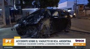 Camioneta quedó sin motor tras violento choque en viaducto de República Argentina - trece