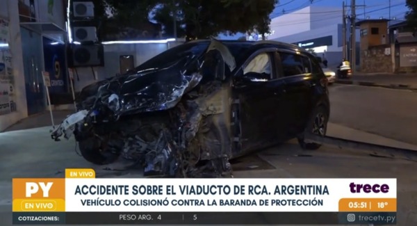 Camioneta quedó sin motor tras violento choque en viaducto de República Argentina - trece