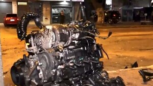 Camioneta queda sin motor tras brutal choque contra el viaducto de República Argentina