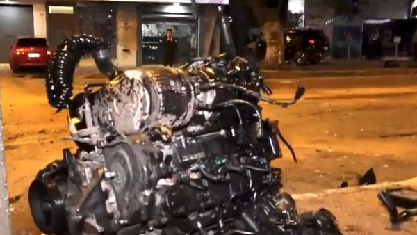 Camioneta queda sin motor tras brutal choque contra el viaducto de República Argentina