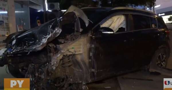 La Nación / Fuerte choque: camioneta se estrella contra separador de cemento en Asunción